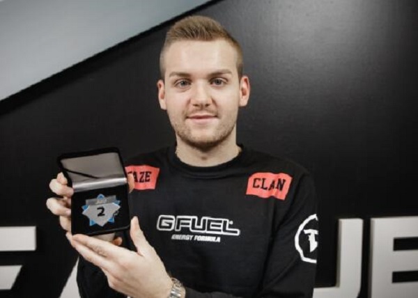 Zeka 真的是个聪明的家伙！在莎士比亚比赛中， Hanwha Life Esports 做出了决定性的决策，赢得了比赛，并在混乱中击败了 Nongshim RedForce 。