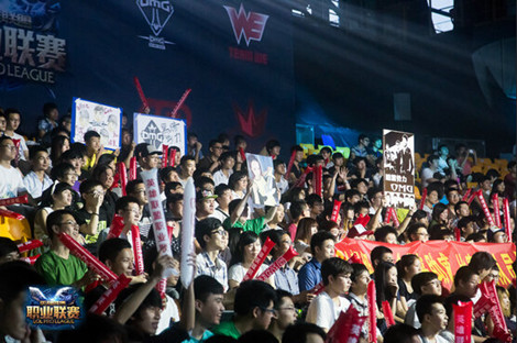 IEM墨尔本2025第一天：精彩比赛、击杀、评论、表情包、网红反应