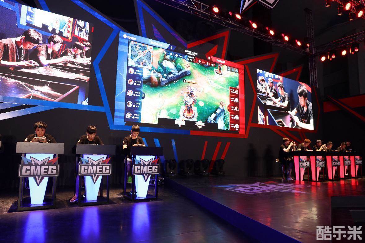 LPL解说瞳夕分享照片：是自由的感觉，海的那边是什么？